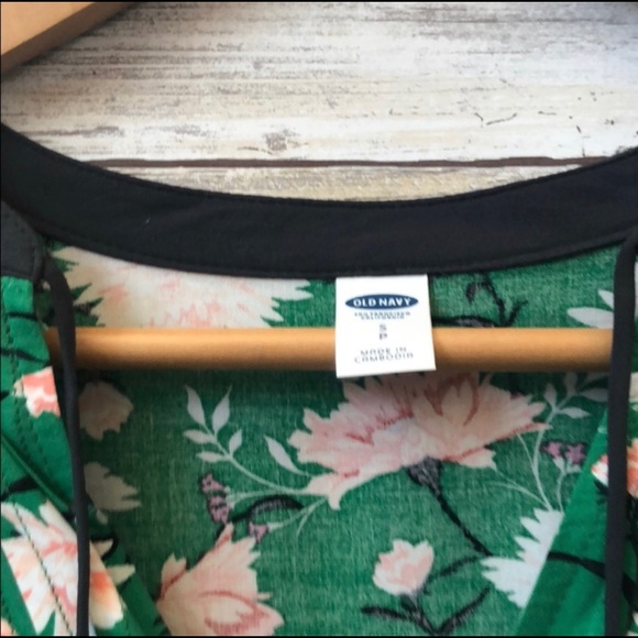 Old Navy v-neck tie Floral Tunic with pleats green - Picture 2 of 4